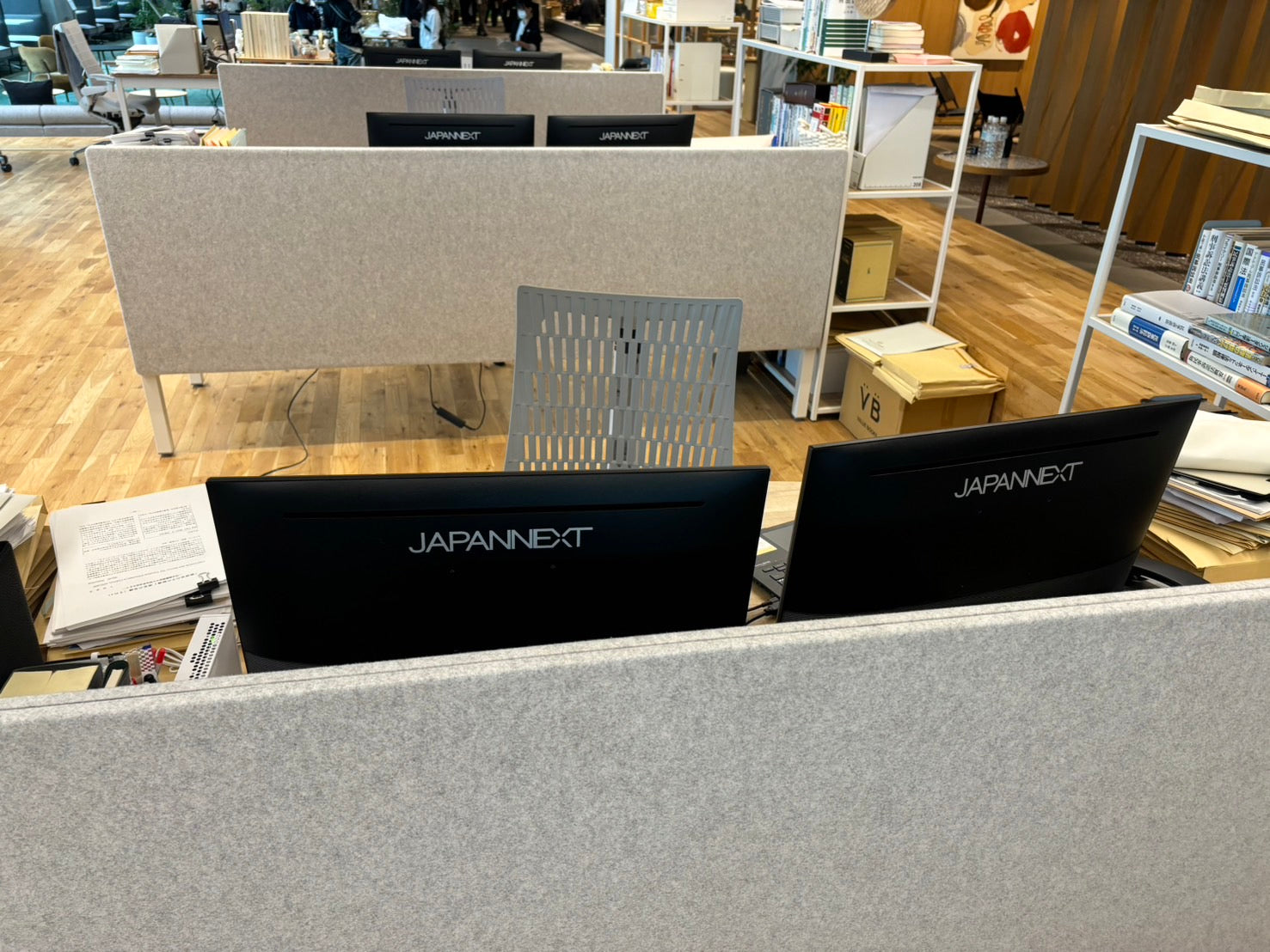 ドラマ『初恋DOGs』に、JAPANNEXTのモニターを美術協力させていただきました!