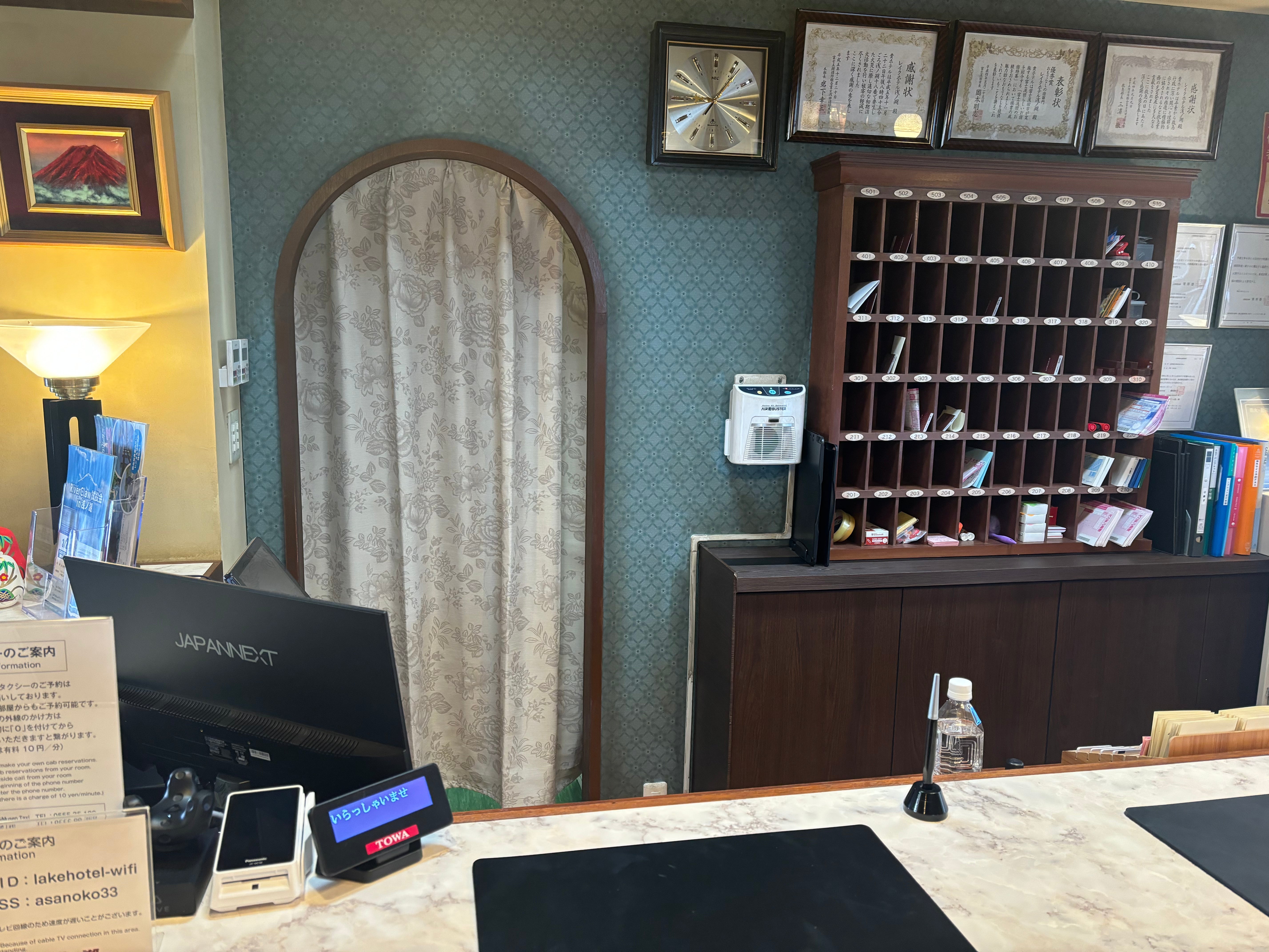 ドラマ『ホットスポット』にJAPANNEXTのモニターを美術協力いたしました!