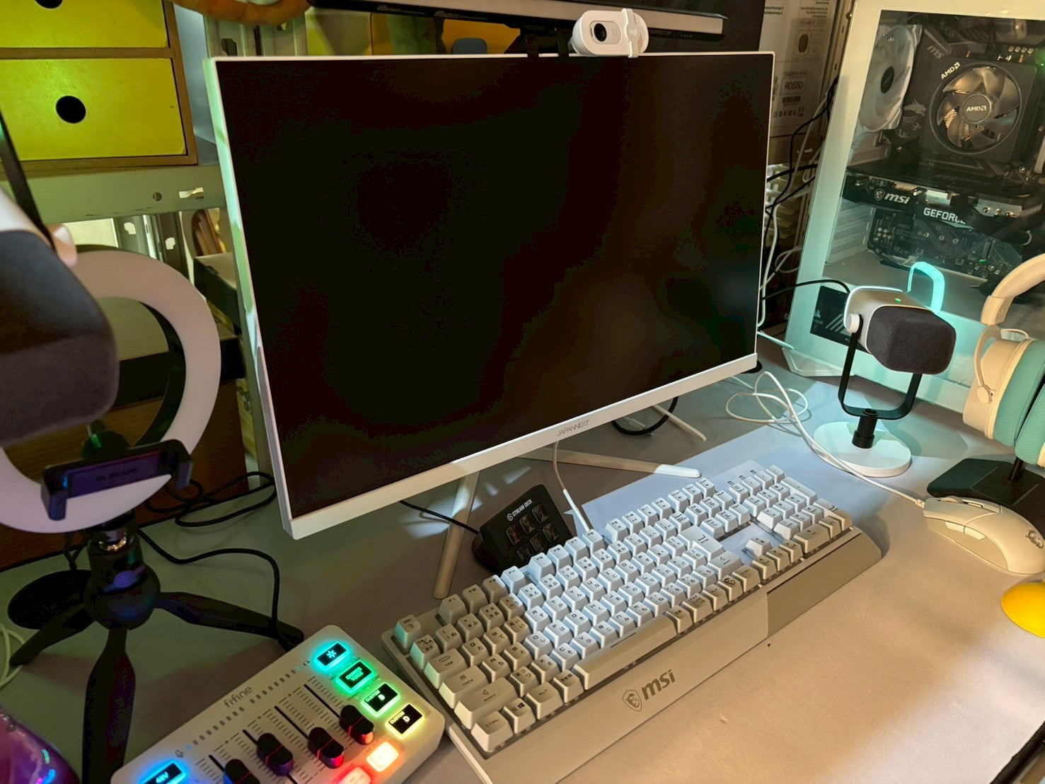 『ダメマネ -ダメなタレント、マネジメントします-』に、JAPANNEXTのモニターを美術協力させていただきました!