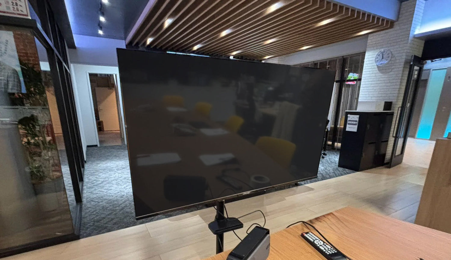 『恋は闇』に、JAPANNEXTのモニターを美術協力させて いただきました!