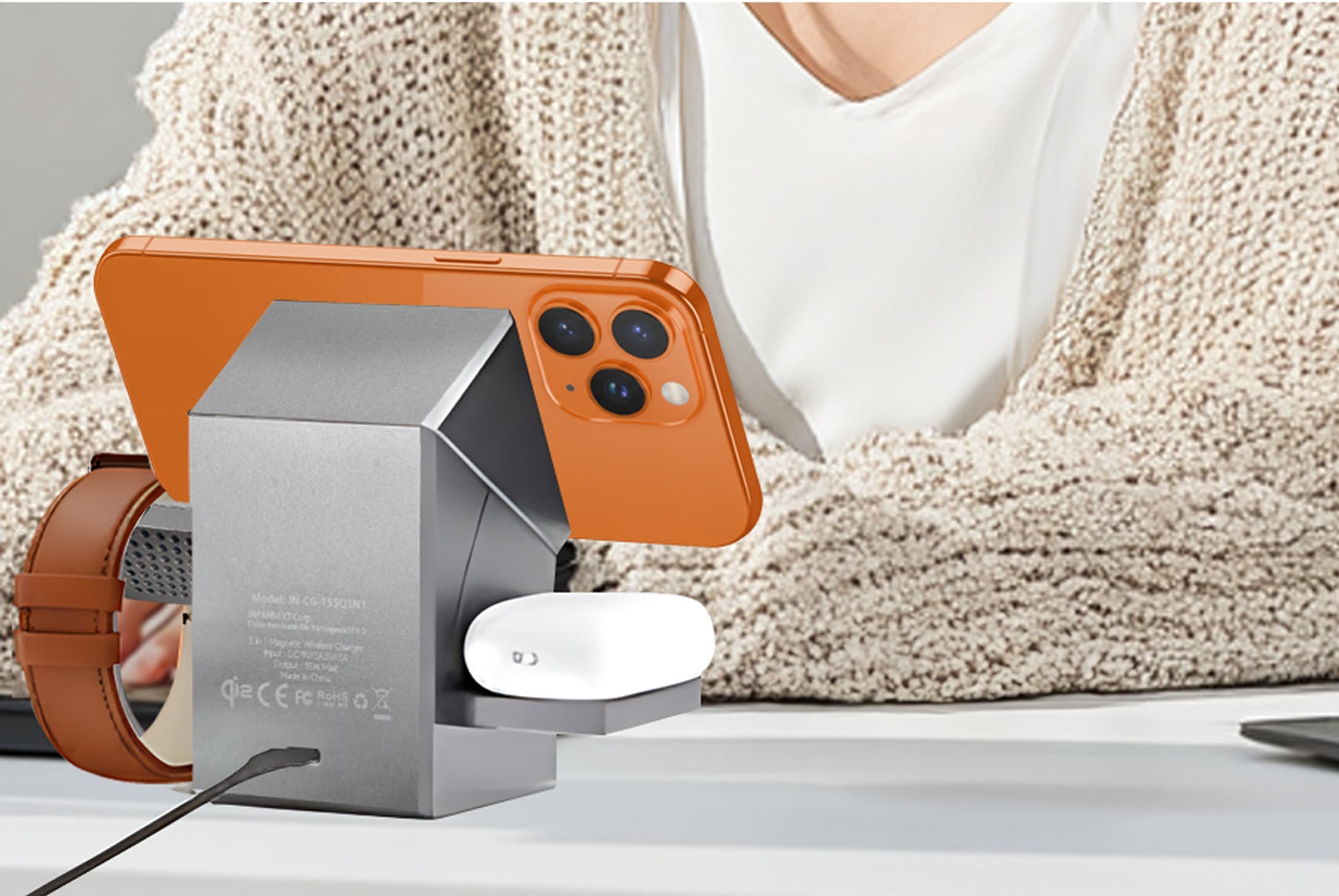 スマートに​まとめて​充電できる​3-in-1チャージャー